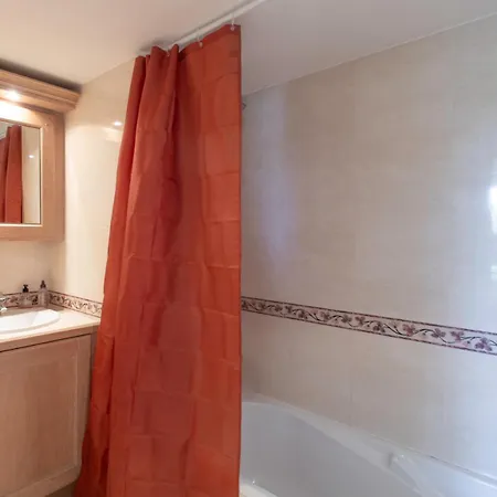 A13 - 1 Bdr Garden Floor Fontonne - Ac, Pool & Parking Apartment